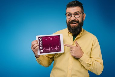 mavi izole sağlık verilerle dijital tablet işaret mutlu sakallı adam