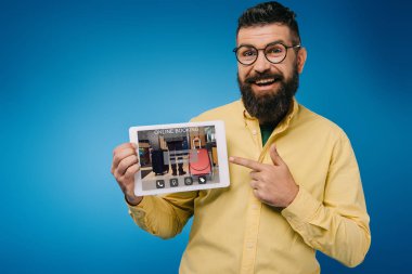 çevrimiçi rezervasyon uygulaması, mavi izole ile dijital tablet işaret mutlu sakallı adam
