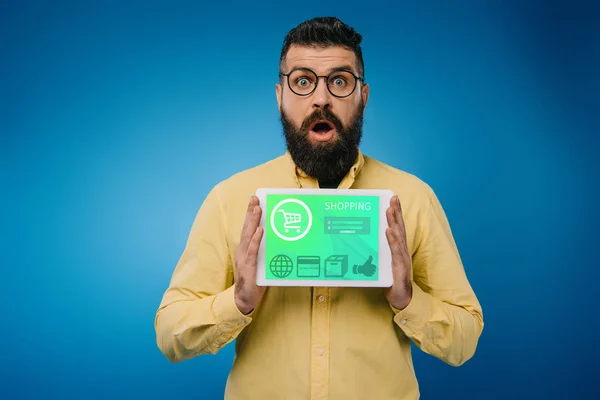 Shocked Bearded Man Presenting Digital Tablet Shopping App Isolated Blue — Stock Photo, Image