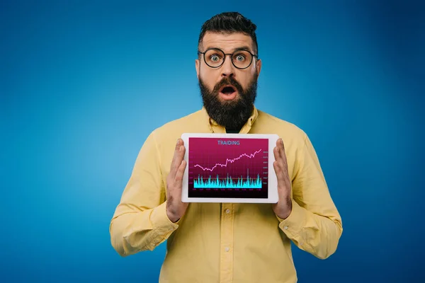 Shocked Bearded Man Presenting Digital Tablet Tariding App Isolated Blue — Stock Photo, Image