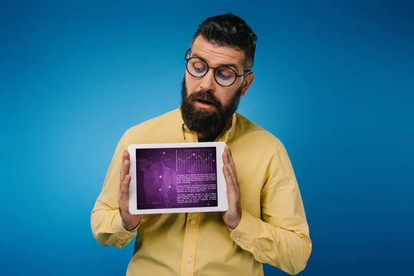 Interesse Bebaarde Man Zoek Naar Digitale Tablet Met Infographic Geïsoleerd — Stockfoto