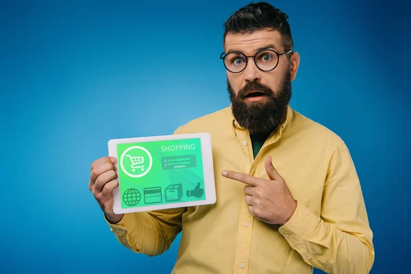 Shocked Bearded Man Pointing Digital Tablet Shopping App Isolated Blue — Stock Photo, Image