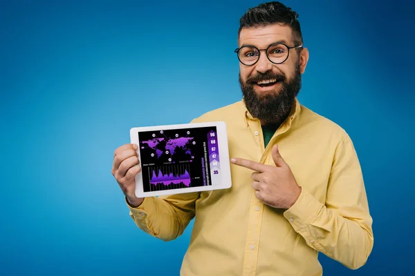 Lachende Bebaarde Man Wijzend Digitale Tablet Met Infographic Geïsoleerd Blauw — Stockfoto