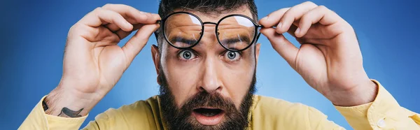 Šokovaný Vousatý Muž Brýlích Samostatný Modré — Stock fotografie