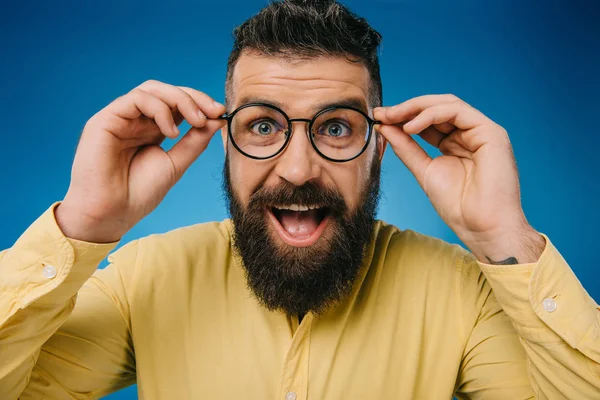 Ενθουσιασμένος Γενειοφόρος Άνδρας Γυαλιά Που Απομονώνονται Μπλε — Φωτογραφία Αρχείου