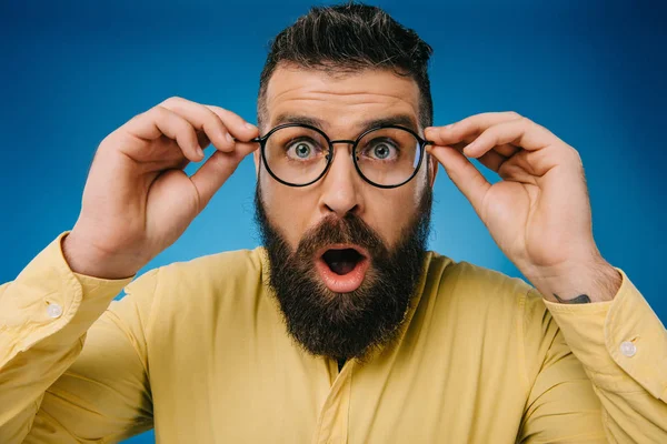 Sorpreso Uomo Barbuto Occhiali Isolati Blu — Foto Stock