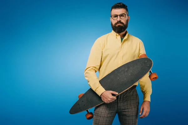 Schöner Bärtiger Mann Hält Longboard Isoliert Auf Blauem Grund — Stockfoto