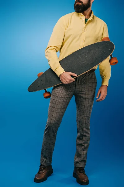 Vue Recadrée Homme Tenant Skateboard Isolé Sur Bleu — Photo