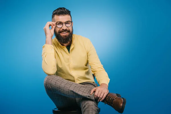 Homem Alegre Óculos Sentado Cadeira Isolado Azul — Fotografia de Stock