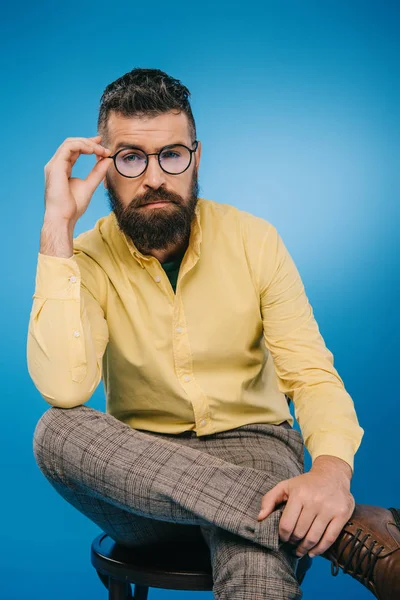 Bebaarde Man Brillen Zit Stoel Geïsoleerd Blauw — Stockfoto