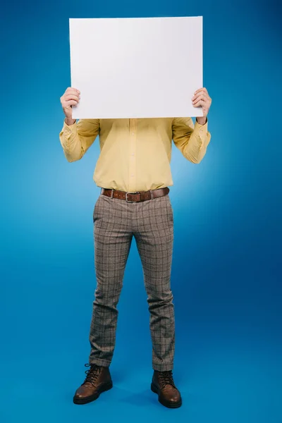 Hombre Sosteniendo Pancarta Blanco Aislado Azul —  Fotos de Stock