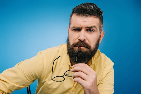 Homem Barbudo Suspeito Óculos Isolados Azul — Fotografia de Stock