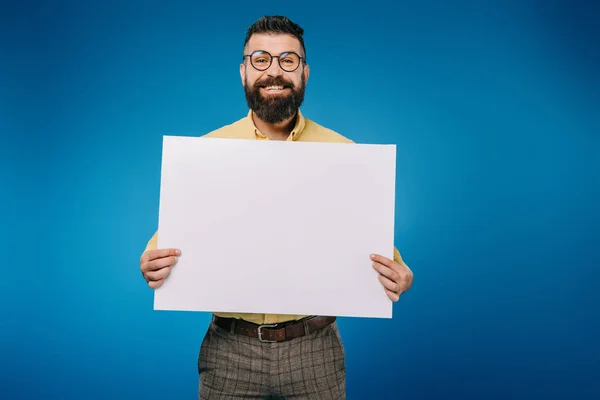 Glad Man Håller Tom Plakatet Isolerade Blå — Stockfoto