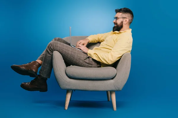 Homem Negócios Barbudo Usando Laptop Poltrona Azul — Fotografia de Stock