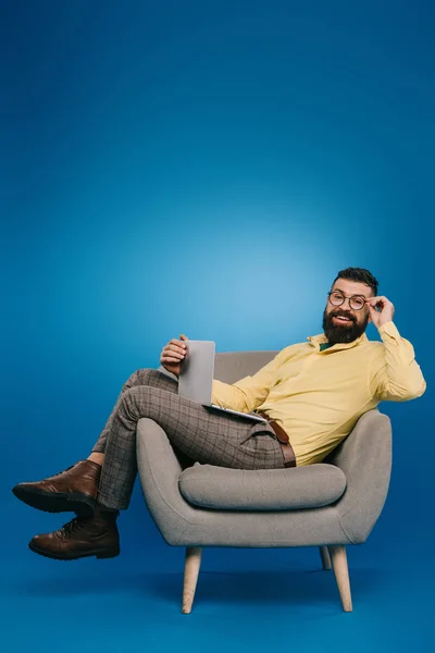 Sonriente Hombre Negocios Barbudo Sentado Sillón Con Portátil Azul — Foto de Stock