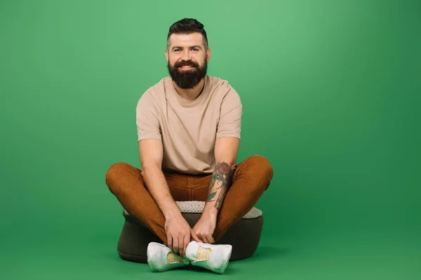 Sorrindo Bonito Barbudo Homem Sentado Verde — Fotografia de Stock