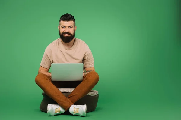 Bearded Man Using Laptop Isolated Green — Stock Photo, Image