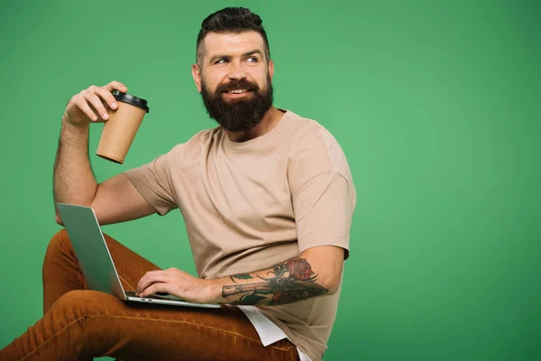 Homem Barbudo Feliz Com Café Para Usando Laptop Isolado Verde — Fotografia de Stock
