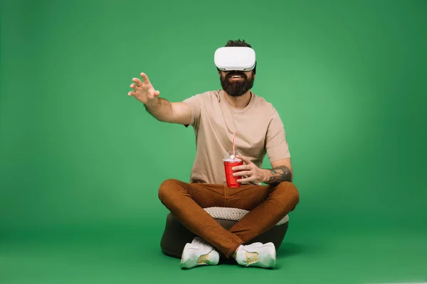 Homem Barbudo Com Vidro Papel Refrigerante Usando Realidade Virtual Headset — Fotografia de Stock