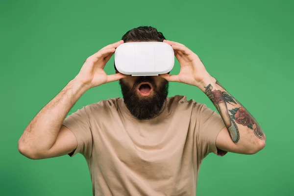 Удивленный Бородатый Человек Помощью Гарнитуры Виртуальной Реальности Изолированы Зеленый — стоковое фото