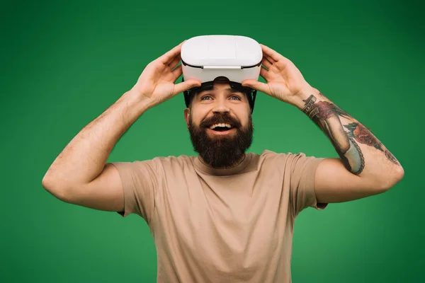 Homem Barbudo Animado Com Fone Ouvido Realidade Virtual Isolado Verde — Fotografia de Stock