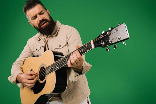 Bärtiger Mann Singt Und Spielt Auf Akustikgitarre Isoliert Auf Grün — Stockfoto