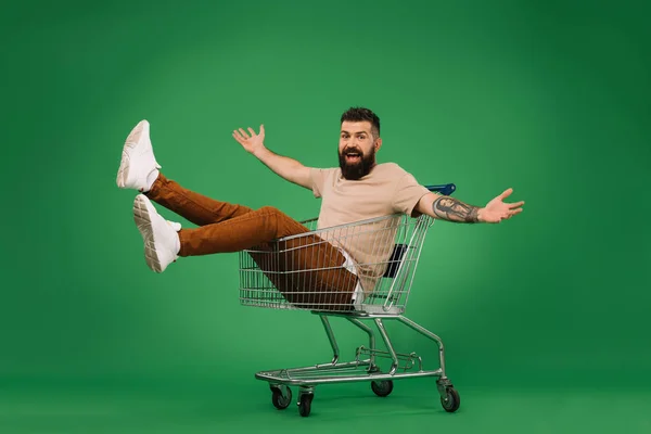 Homem Barbudo Feliz Sentado Carrinho Compras Isolado Verde — Fotografia de Stock