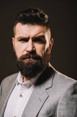 yakışıklı esmer sakal işadamı kahverengi üzerine izole ceketli