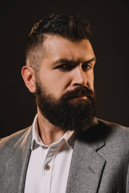 yakışıklı sakal işadamı olarak izole kahverengi düşünme