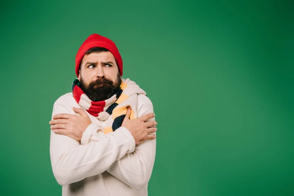 Knappe Man Muts Sjaal Koud Hebben Geïsoleerd Groen — Stockfoto