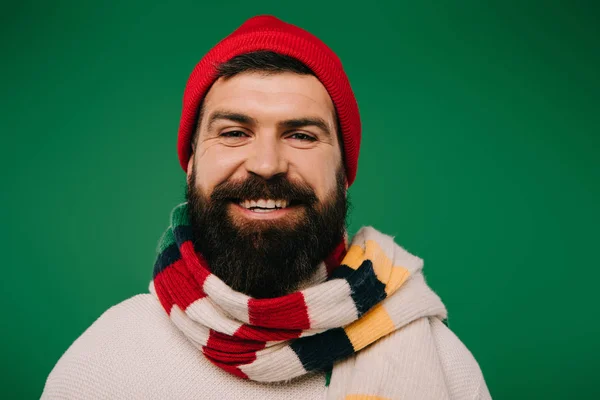 Glimlachend Bebaarde Man Muts Sjaal Geïsoleerd Groen — Stockfoto