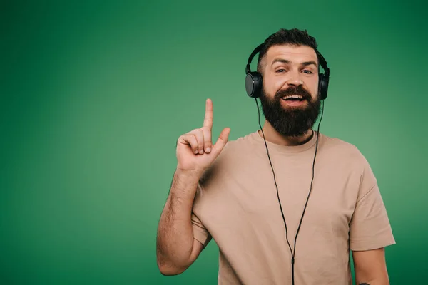 Homme Barbu Heureux Écouter Musique Dans Les Écouteurs Pointant Vers — Photo