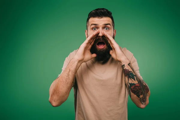 Handsome Tattooed Man Shouting Isolated Green — Stock Photo, Image