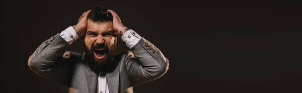 агрессивный борода бизнесмен в серой куртке кричать изолированы на коричневый
