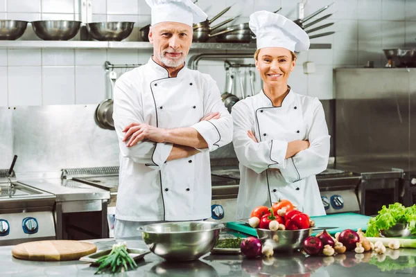 Mannelijke Vrouwelijke Chef Koks Uniform Met Armen Gekruist Tijdens Het — Stockfoto