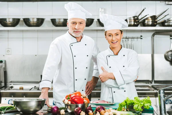 Mannelijke Vrouwelijke Chef Koks Uniform Met Gekruiste Armen Camera Kijken — Stockfoto