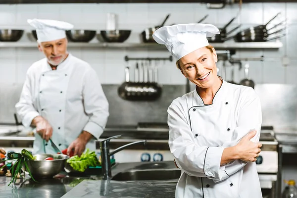 Güzel Kadın Aşçı Restoran Mutfağında Yemek Sırasında Kruvaze Ceketler Erkek — Stok fotoğraf