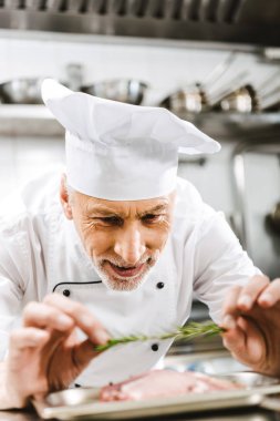 Erkek aşçı yemek restoran mutfak ot ile dekorasyon üniformalı