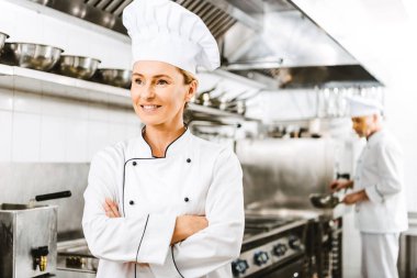 kopya alanı ile Restoran mutfakta güzel gülümseyen kadın şef kollu üniformalı geçti