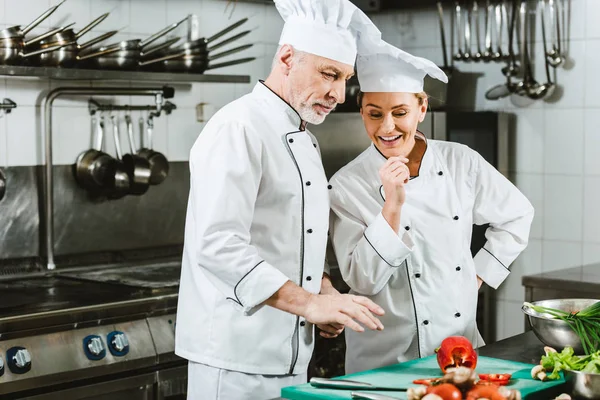 Chefs Femeninos Masculinos Uniforme Conversando Mientras Cocinan Cocina Del Restaurante — Foto de Stock