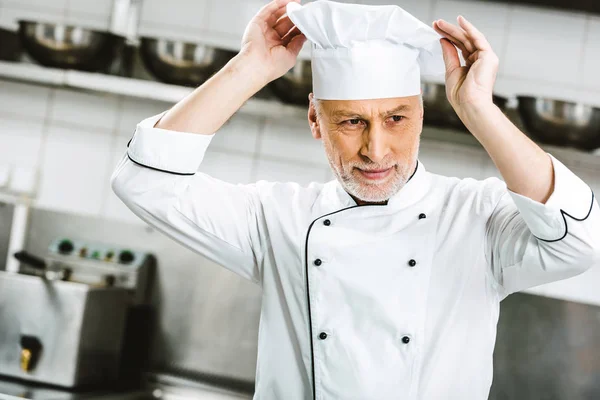 Guapo Macho Chef Uniforme Ajuste Tapa Restaurante Cocina — Foto de Stock