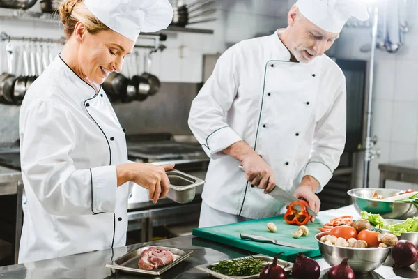 Chefs Masculinos Femeninos Uniforme Preparando Comida Cocina Del Restaurante — Foto de Stock