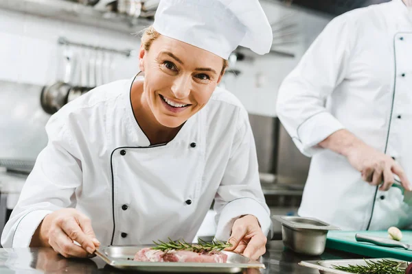 Prachtige Vrouwelijke Chef Kok Uniforme Plaat Met Vleesgerecht Houden Kijken — Stockfoto