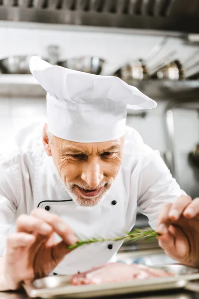 Chef Masculin Uniforme Plat Décoration Avec Des Herbes Dans Cuisine — Photo