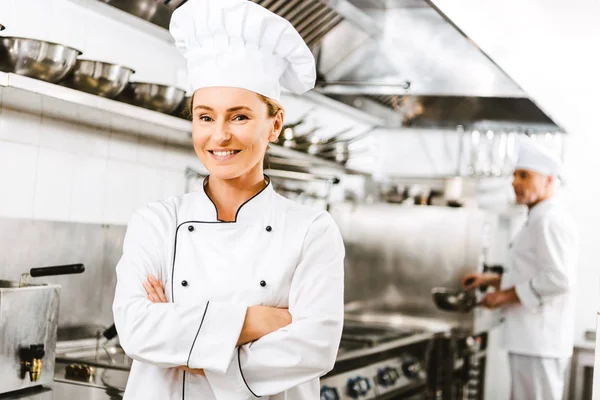 Bela Sorridente Chef Feminino Uniforme Com Braços Cruzados Olhando Para — Fotografia de Stock