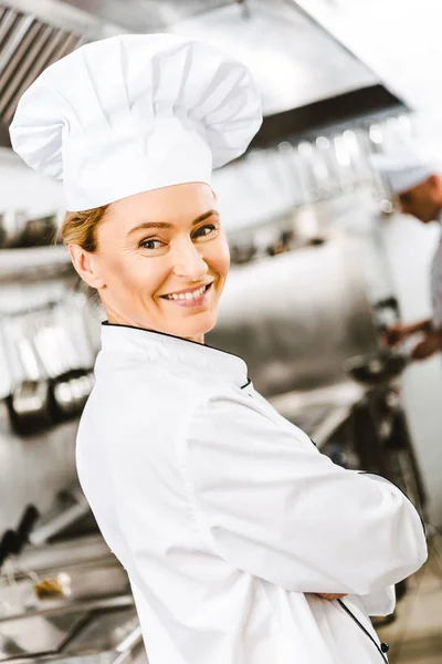 Hermosa Mujer Chef Uniforme Sombrero Cocina Del Restaurante —  Fotos de Stock