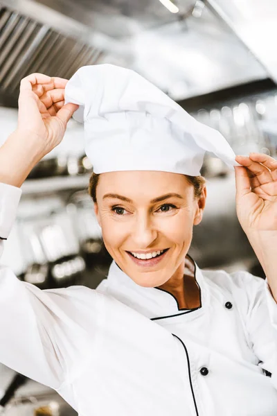 Hermosa Sonrisa Hembra Chef Ajustando Tapa Cocina Del Restaurante — Foto de Stock