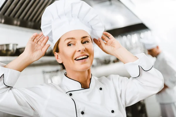 Hermosa Sonrisa Hembra Chef Ajustando Tapa Cocina Del Restaurante —  Fotos de Stock
