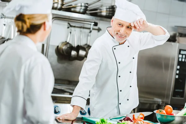 Selectieve Aandacht Voor Mannelijke Vrouwelijke Chef Koks Uniforme Kijken Elkaar — Stockfoto