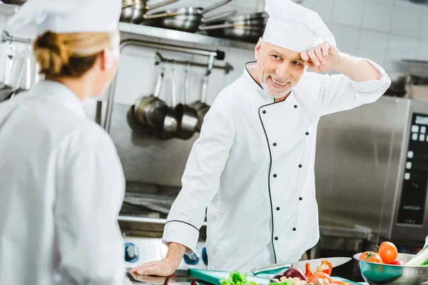 Foyer Sélectif Des Chefs Masculins Féminins Uniforme Regardant Les Uns — Photo